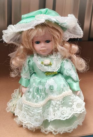 Muñeca de Porcelana con Vestido Verde