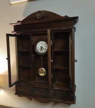 Antigua Vitrina de Pared con Reloj