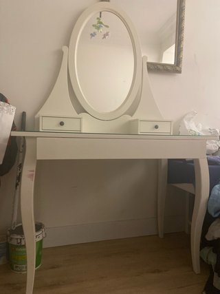 Tavolo da trucco bianco con specchio