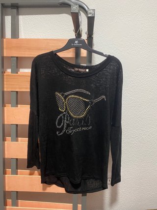 Camiseta Negra Mengli con Detalle