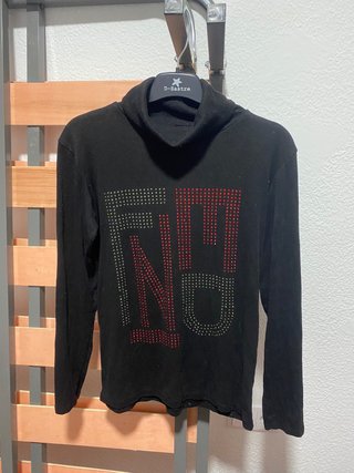 Camiseta de cuello alto negra