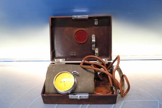 Esfigmotonómetro. Antiguo tensiómetro. En su caja. Circa 1930.