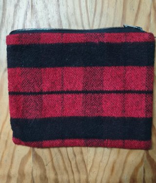 Neceser Zara de cuadros rojo y negro