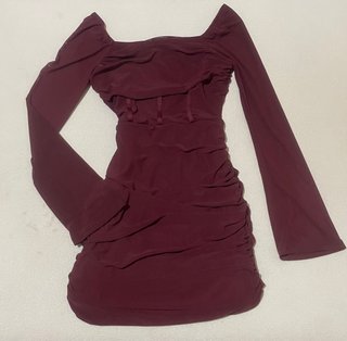 Vestido corto entallado color burdeos