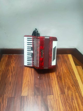 Acordeón Estrella Rojo y su maletín.
