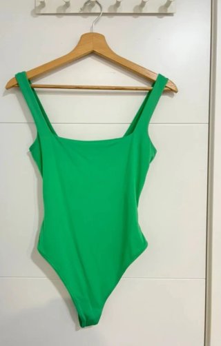 Body Verde Bershka XS y S