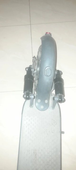 Patinete eléctrico con suspensión trasera