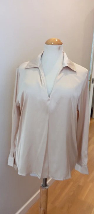 Blusa beige de raso, manga larga
