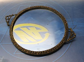 Antigua bandeja circular de bronce con espejo. Centro de mesa.