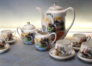Set da tè o caffè in porcellana, Giappone. Anni '50. Litofania, tazze geisha.