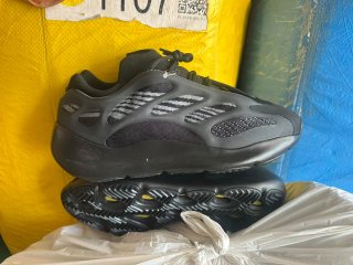 Zapatillas Adidas Yeezy 700 V3 Negras