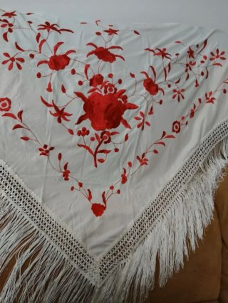 Mantón Blanco con Bordados Rojos