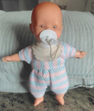 Muñeco Bebé Vintage escupe chupete.