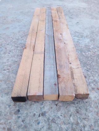 Listones. palos. Postes. Puntales de madera