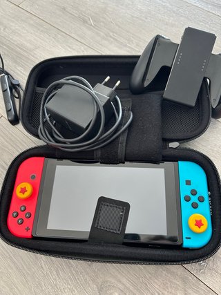 Nintendo Switch HAC-001 con Funda y Accesorios