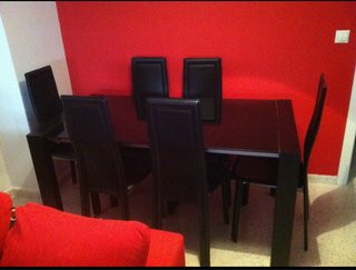 Mesa de comedor con 6 sillas negras