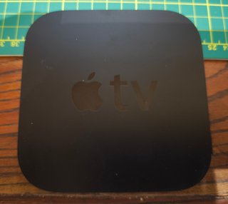 Pack Apple TV y Magic Trackpad wireless.