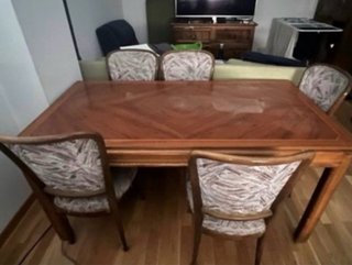 Mesa de comedor de madera y 5 sillas