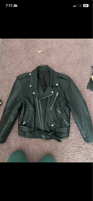 Chaqueta de cuero negra estilo motero