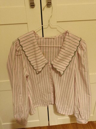 Camisa de rayas con cuello festoneado