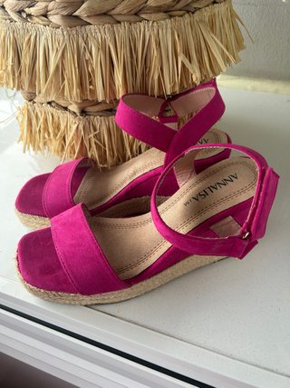Sandalias de cuña fucsia