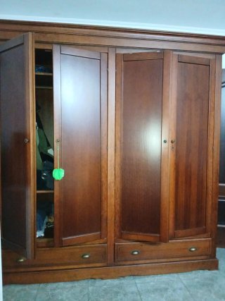 Armario de Madera de Cuatro Puertas