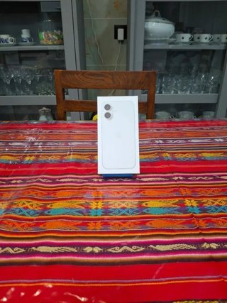 Scatola iPhone 16 Plus bianco