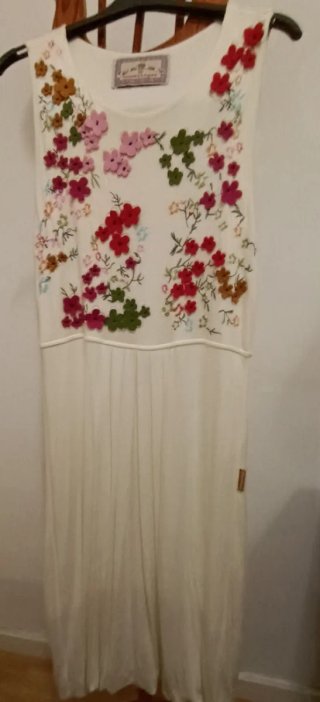 Vestido Blanco con Flores Bordadas
