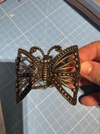 Pulsera rígida con diseño de mariposa