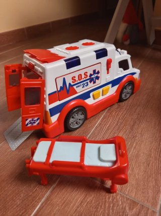 Ambulanza giocattolo con lettino