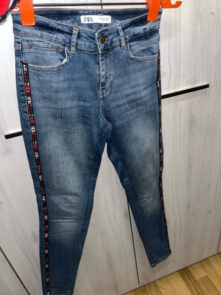 Vaqueros Zara con detalles laterales Talla S