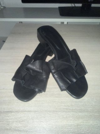 Sandalias de tacón negras con volantes