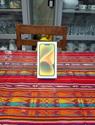 Scatola iPhone 14 Plus gialla