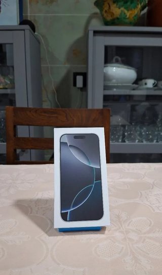 Scatola iPhone 16 Pro bianco