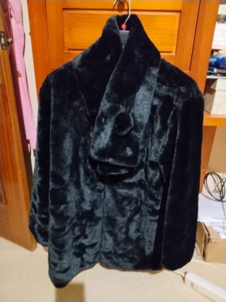 Chaquetón de pelo sintético negro