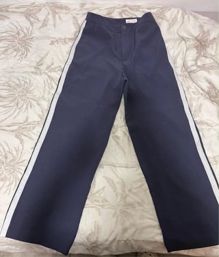 Pantalón de pinza azul con franjas laterales