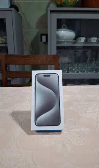 Scatola iPhone 15 Pro bianco