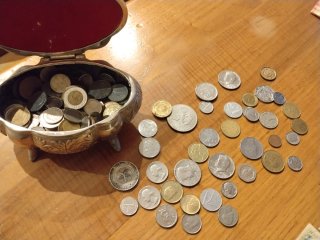 Collezione di monete assortite con portagioie