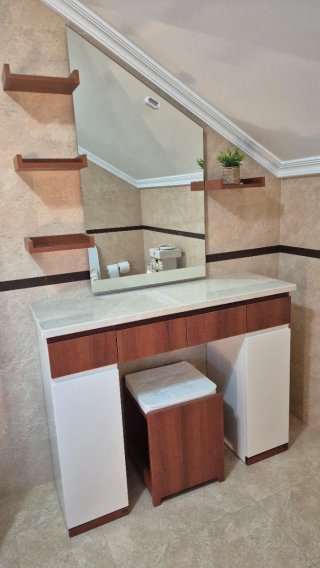 Tocador y mueble de baño con espejo