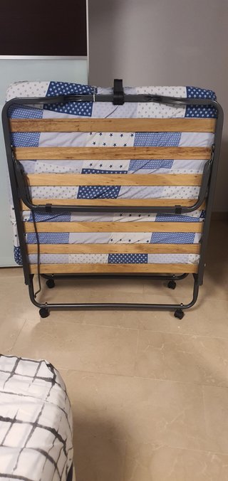 Cama plegable con ruedas y colchón 90 cm