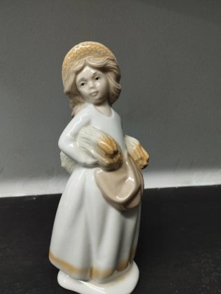 Figura de mujer en porcelana