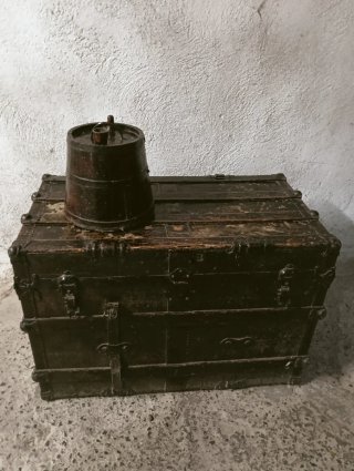 Baúl y botijo antiguos