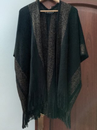 Capa Negra con Detalles Dorados S/M