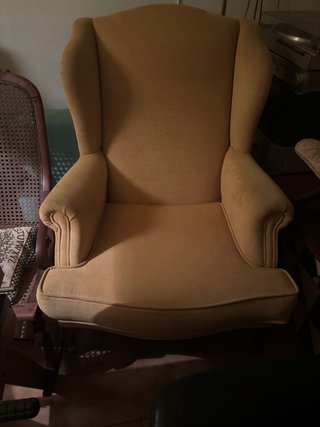 Sillón de tela amarillo