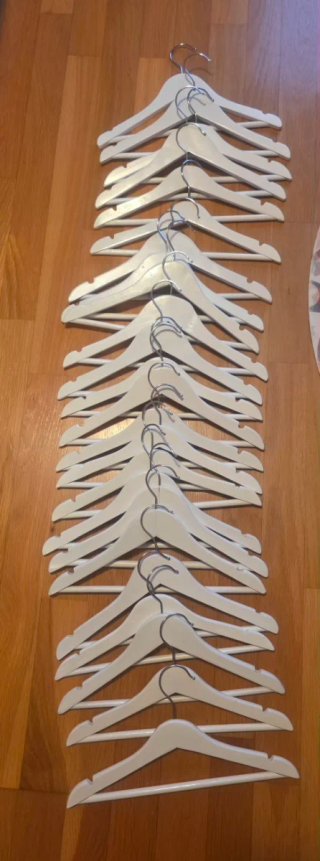 Set de 24 Perchas de Madera Blancas. Infantiles.