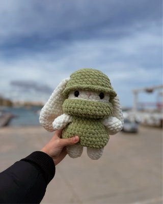 Conejo Amigurumi Blanco con Ropa de Crochet