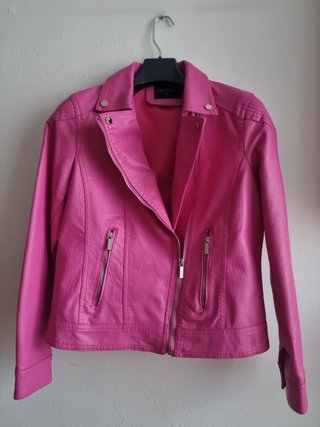 Cazadora imitación cuero rosa fucsia