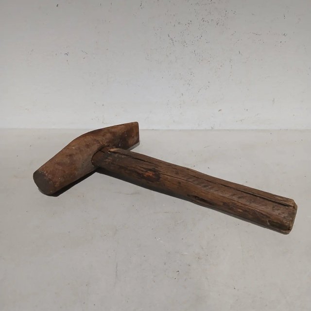 Martillo con mango de madera