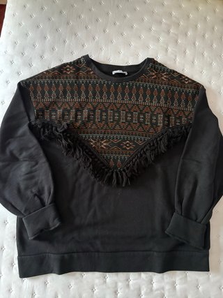 Sudadera negra con estampado y flecos