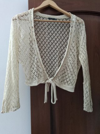 Torera de punto calado beige
